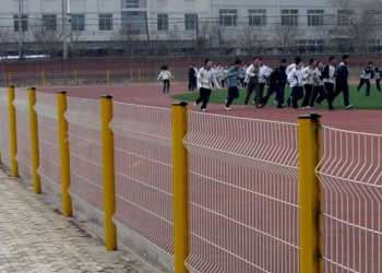 某學(xué)校操場(chǎng)圍網(wǎng)?施工效果案例